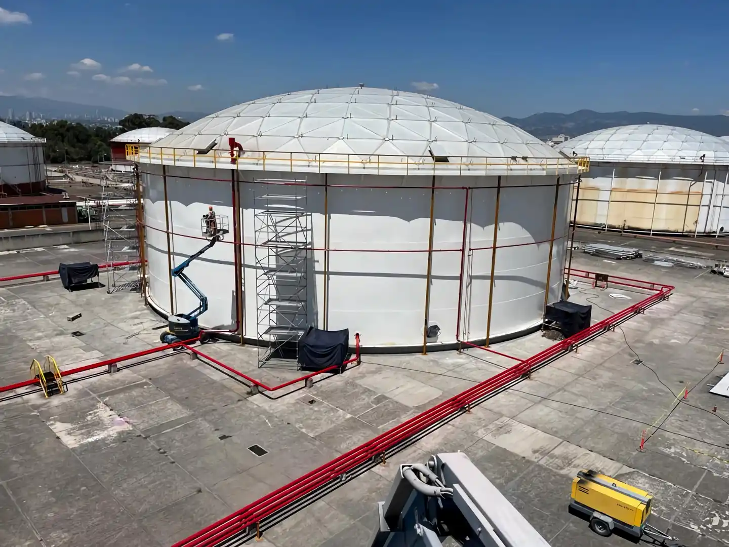 REHABILITACION DE TANQUE DE ALMACENAMIENTO DE GASOLINA CON CAPACIDAD DE 110,000 BLS, APLICACIÓN DE RECUBRIMIENTO POR EL INTERIOR Y EXTERIOR.
T.A.R. 18 DE MARZO CDMX.